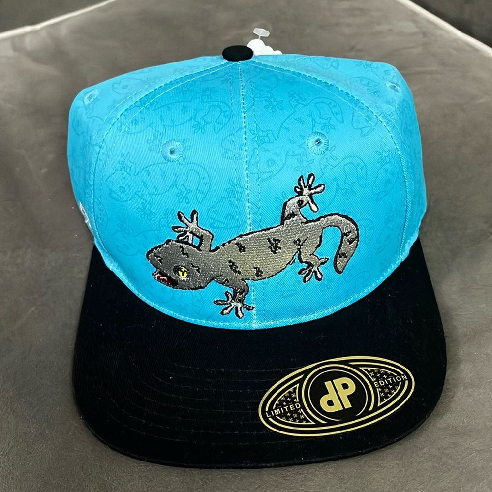Double portion supply cap of gecko embroidered